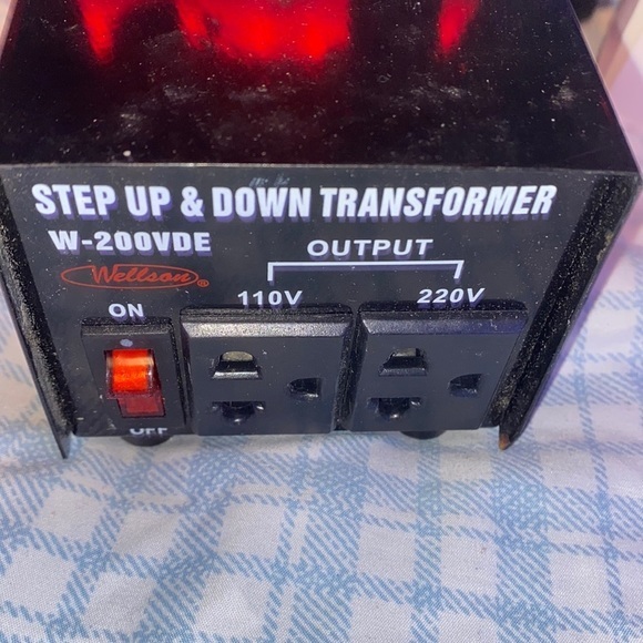 Wisdom W-200VDE 200W Step Up & Step Down Transformer - Picture 2 of 8